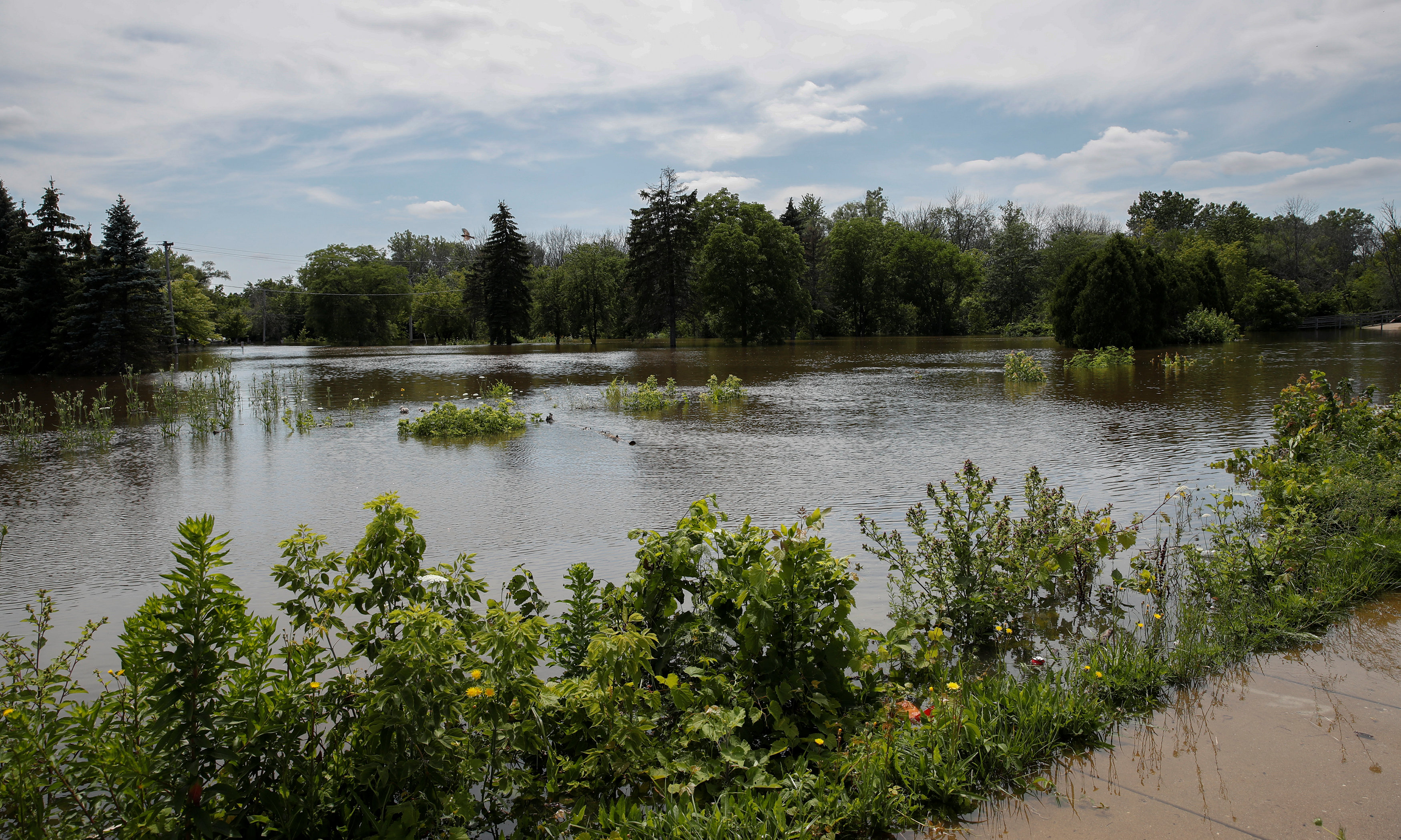 مياه الفيضانات تغمر الأراضى الزراعية فى إيلينوى الأمريكية