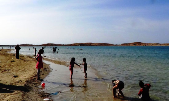 اعماق الشواطئ تسمح بلهو وسباحة الأطفال مع الكبار