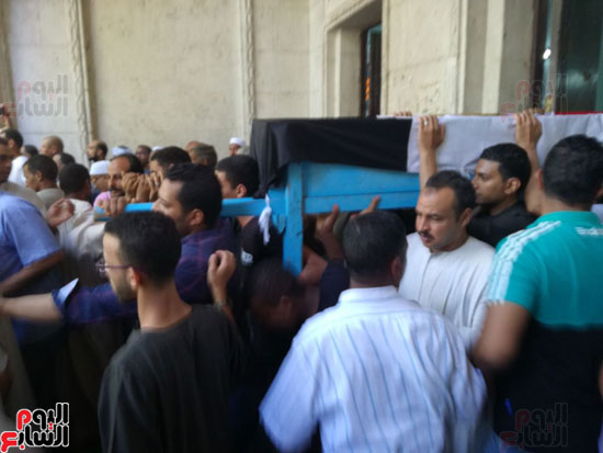 أقارب الشهيد يحملون جثمانه ملفوفا بعلم مصر