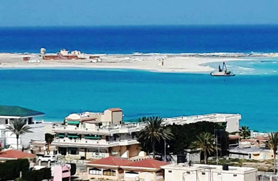 صورة تظهر شاطئ الغرام ومدينة مرسى مطروح وبينهما خليج