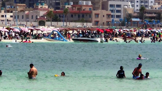 صورة من داخل البحر تظهر الزحام على شواطئ مرسى مطروح