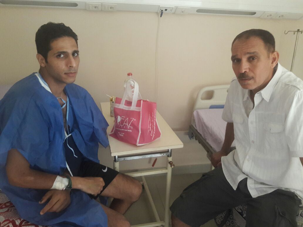 رضا البلتاجى مع مصاب من القوات المسلحة بمستشفى المعادى