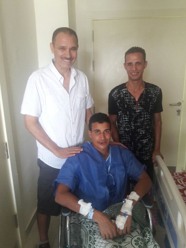 رضا البلتاجى مع جنود مصابين بمستشفى المعادى للقوات المسلحة