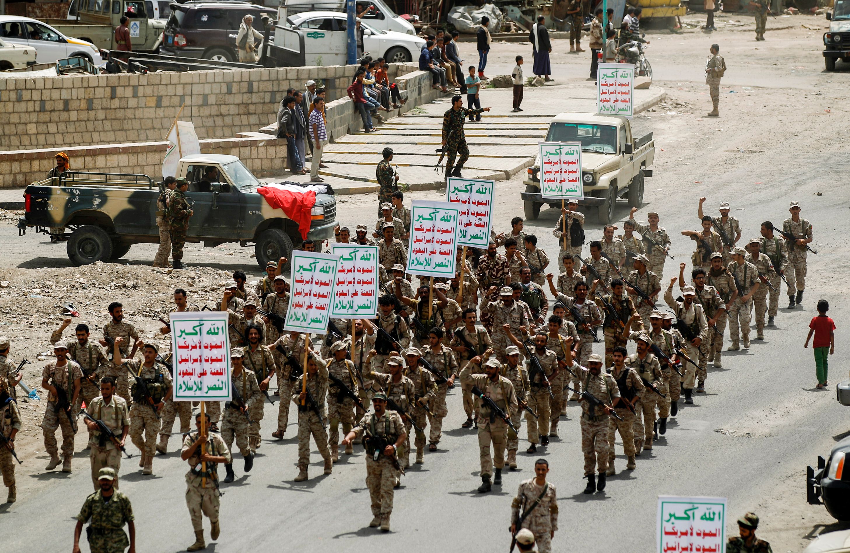 تجمع لمليشيا الحوثى في العاصمة صنعاء