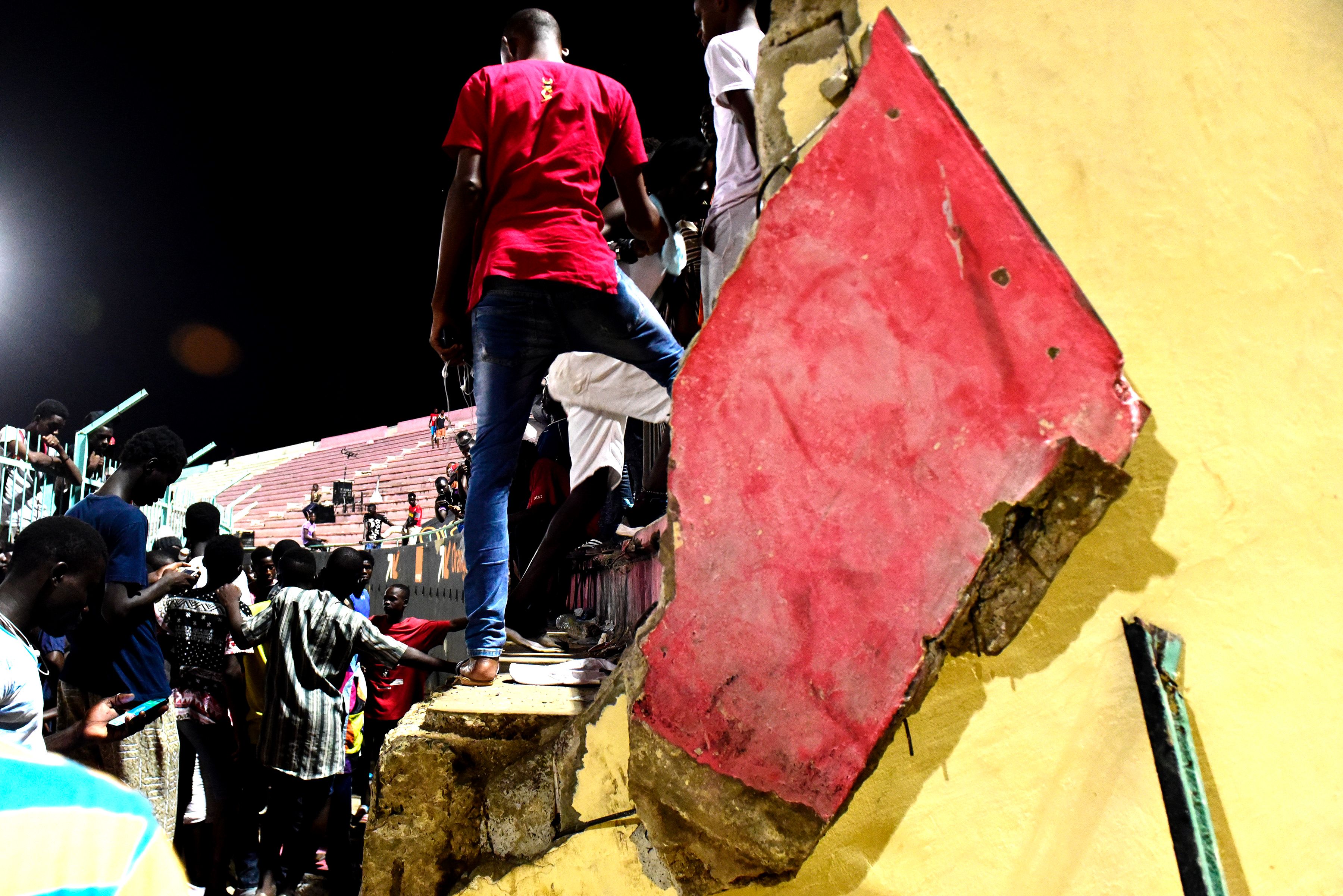 عشرات السنغاليين يقفون بموقع الحادث