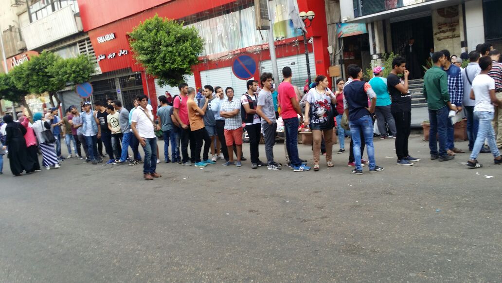 إقبال كثيف من طلاب الثانوية العامة المتظلمين على فروع البنك الأهلى (3)