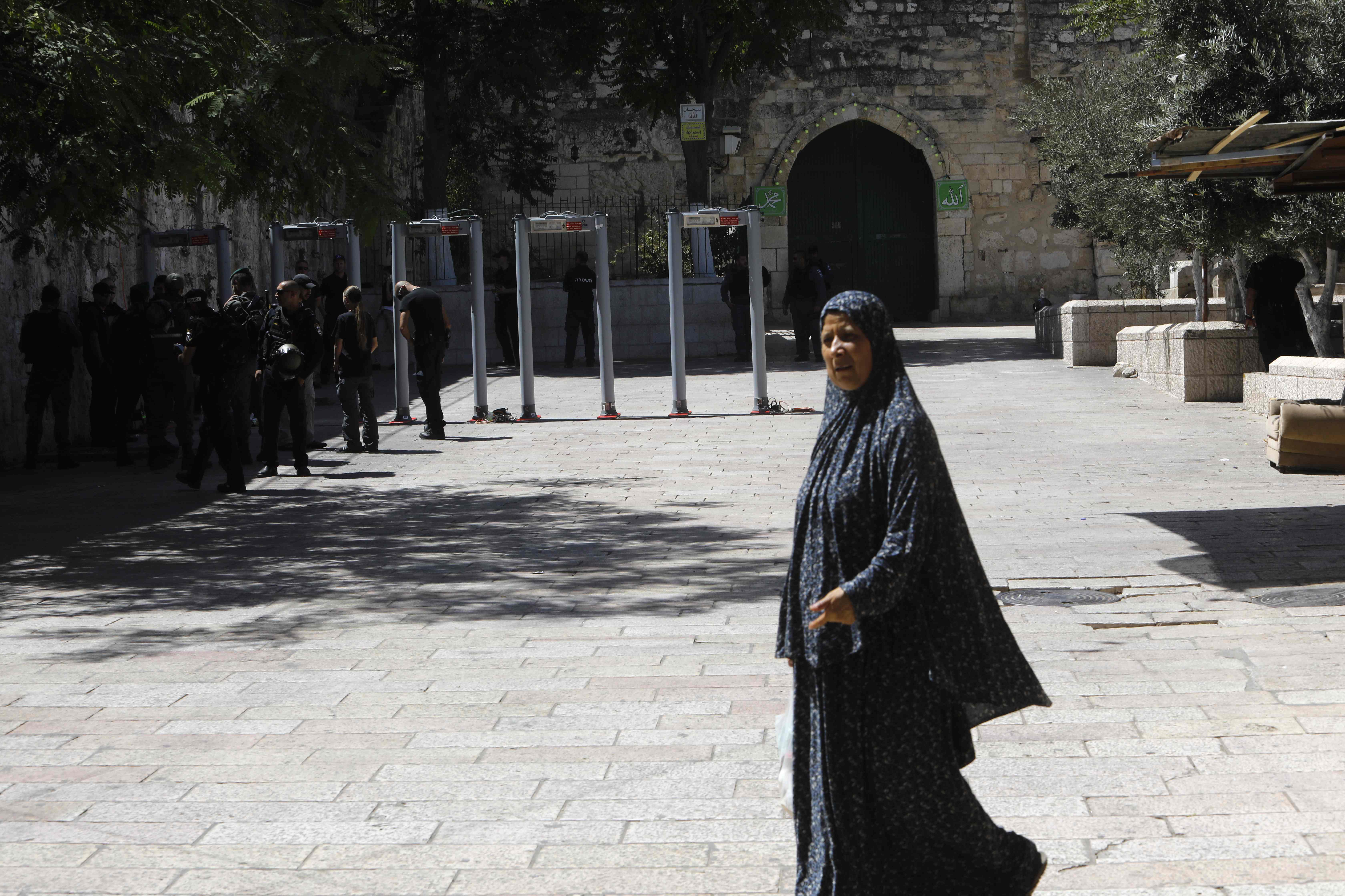 مواطنة فلسطينية بجوار المسجد الأقصى