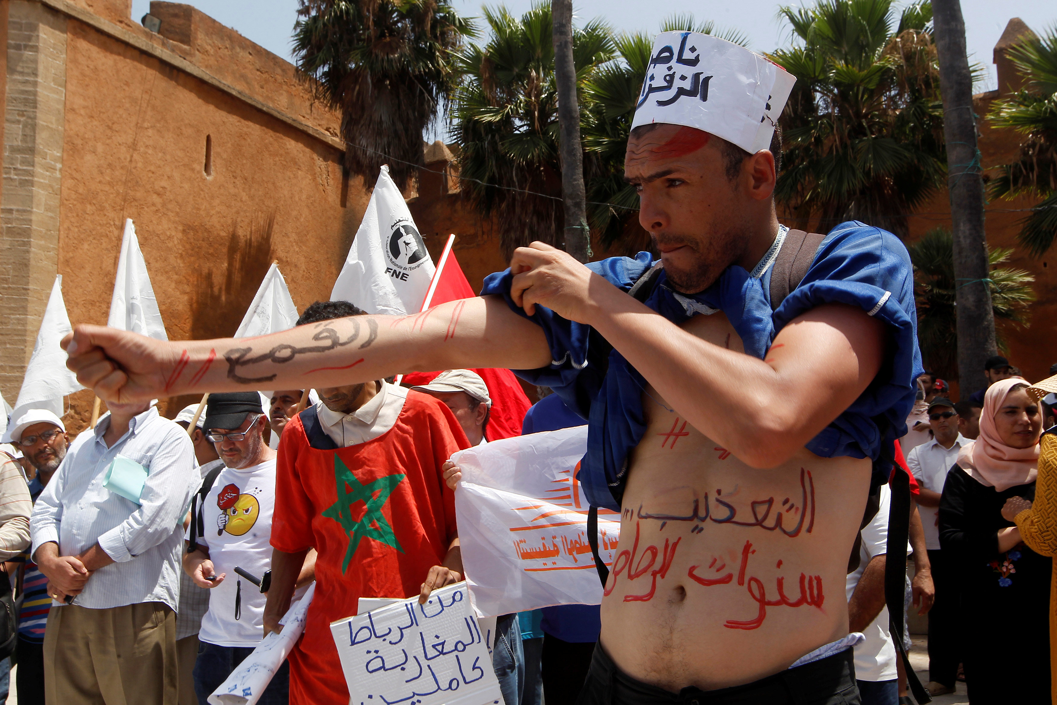 متظاهر يندد بالعنف فى المغرب