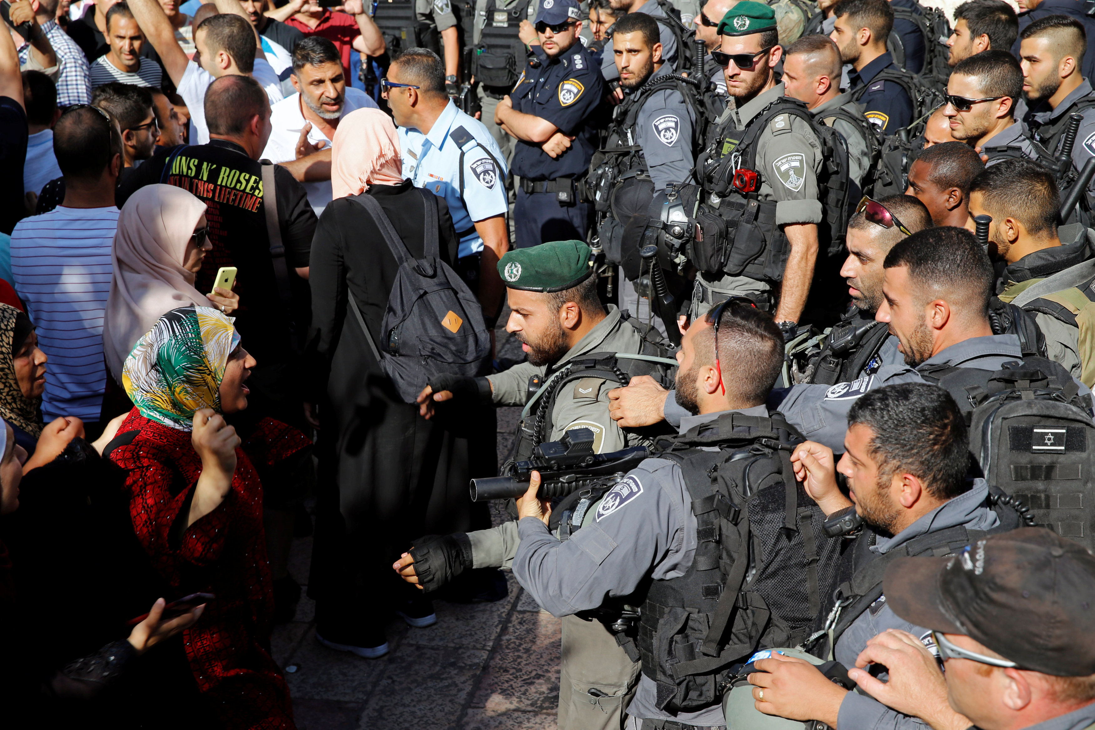 مناوشات بين قوات الاحتلال ومشيعي جنازة فلسطينى بسبب البوابات الإلكترونية