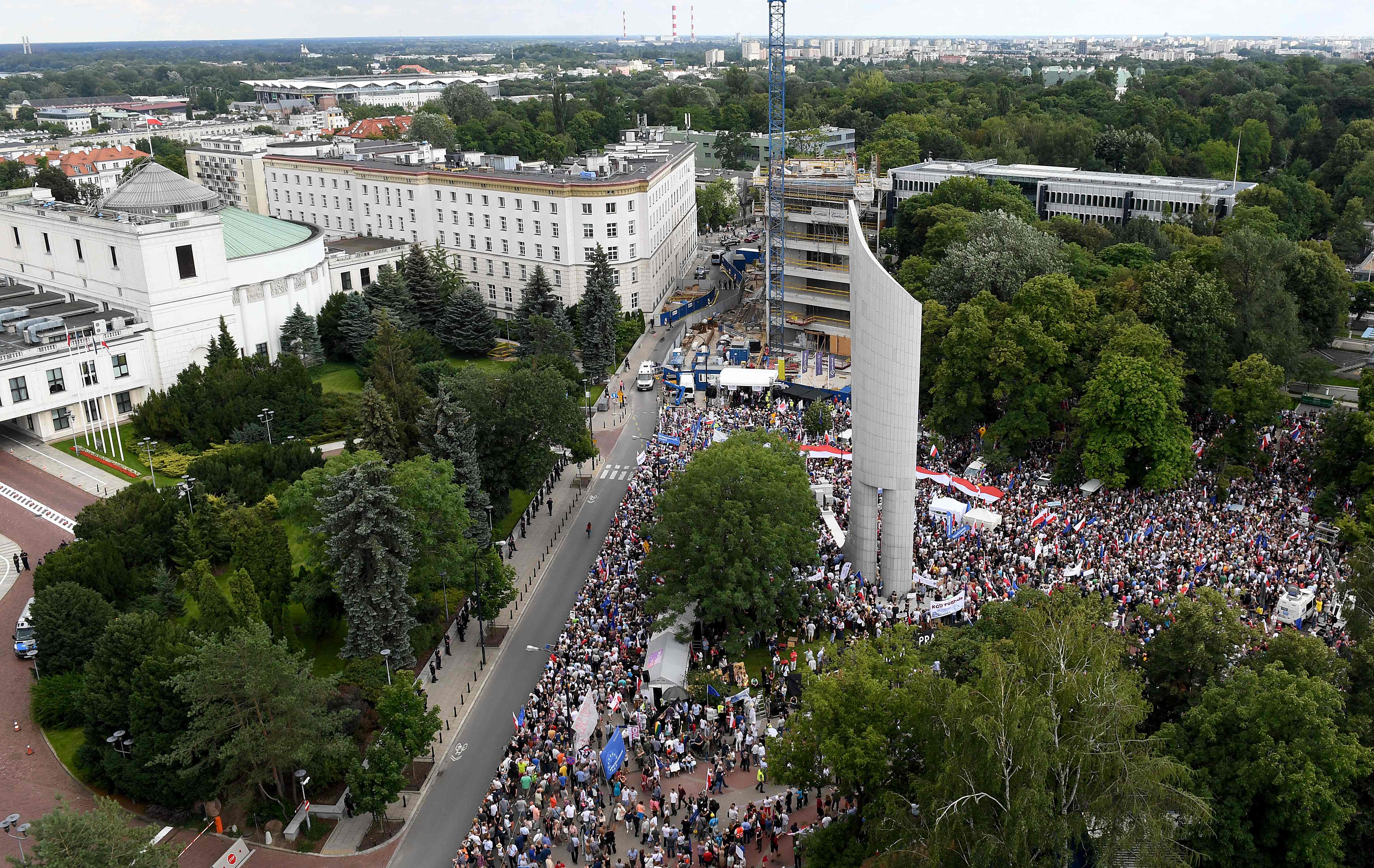 آلاف يتظاهرون فى وارسو ضد إصلاح النظام القضائى