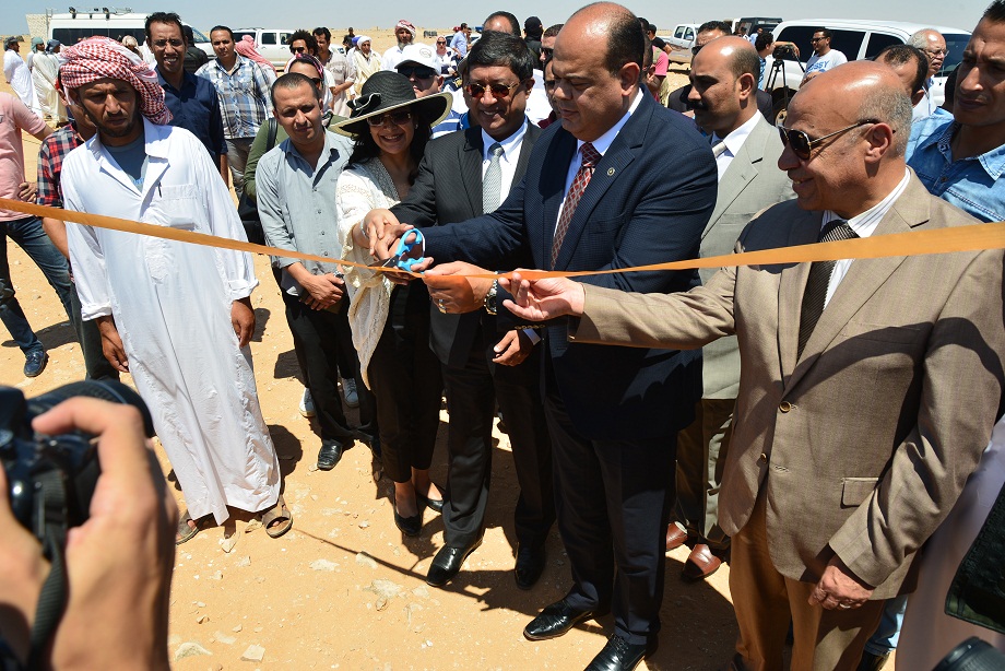  محافظ مطروح والسفير الهندي يفتتحان مشروع إنارة تجمع صحراوي 