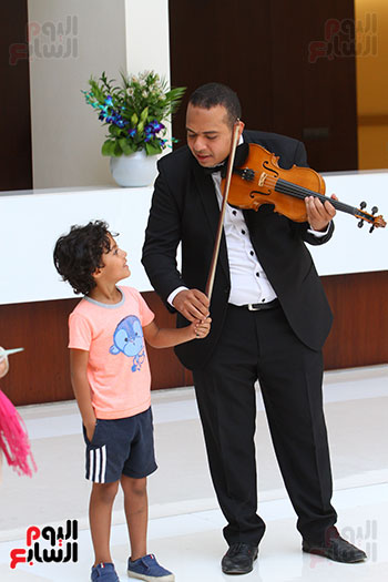 عازف الكمان يداعب الطفل
