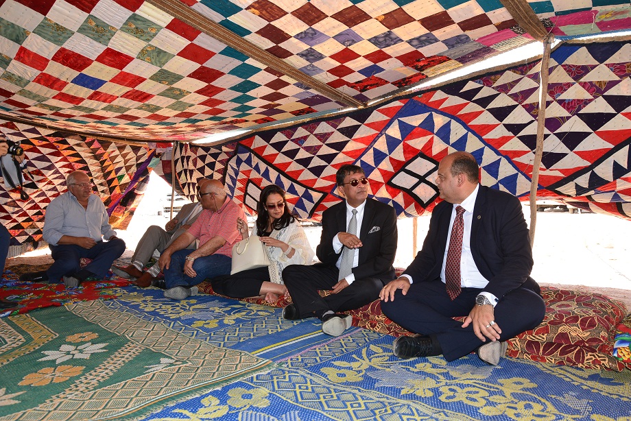 محافظ مطروح والسفير الهندي وزوجته داخل خيمة 
