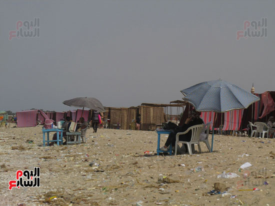  رمال شاطئ بورفؤاد تغطيها القواقع وسط حالة من الأهمال