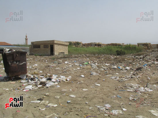 القمامة تنتشر على شاطئ بورفؤاد وسط تقاعس المسئولين