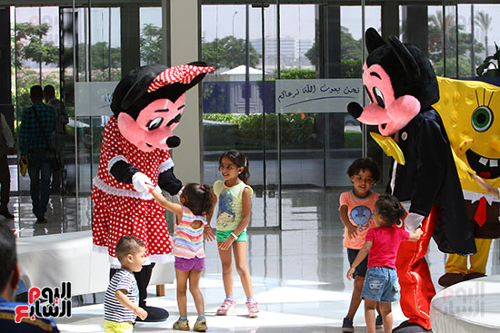 الشخصيات الكرتونية ترقص مع الأطفال فى مدخل المستشفى