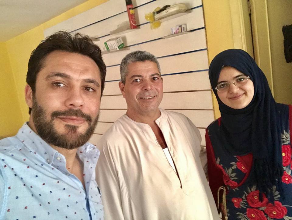 سيلفي احمد حسن مع مريم ووالدها