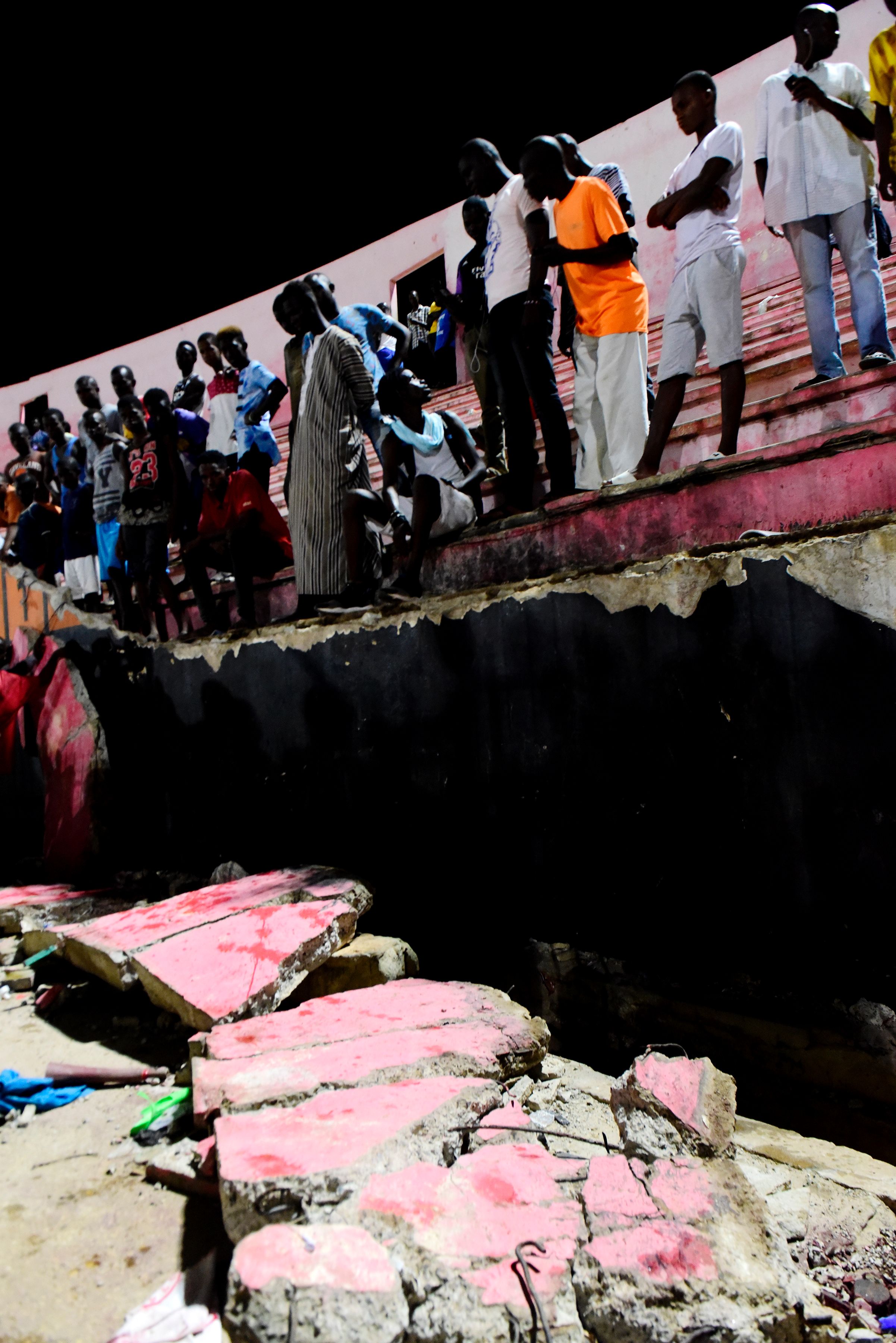 انهيار جدار داخل ملعب ديمبا ديوب بالعاصمة السنغالية داكار