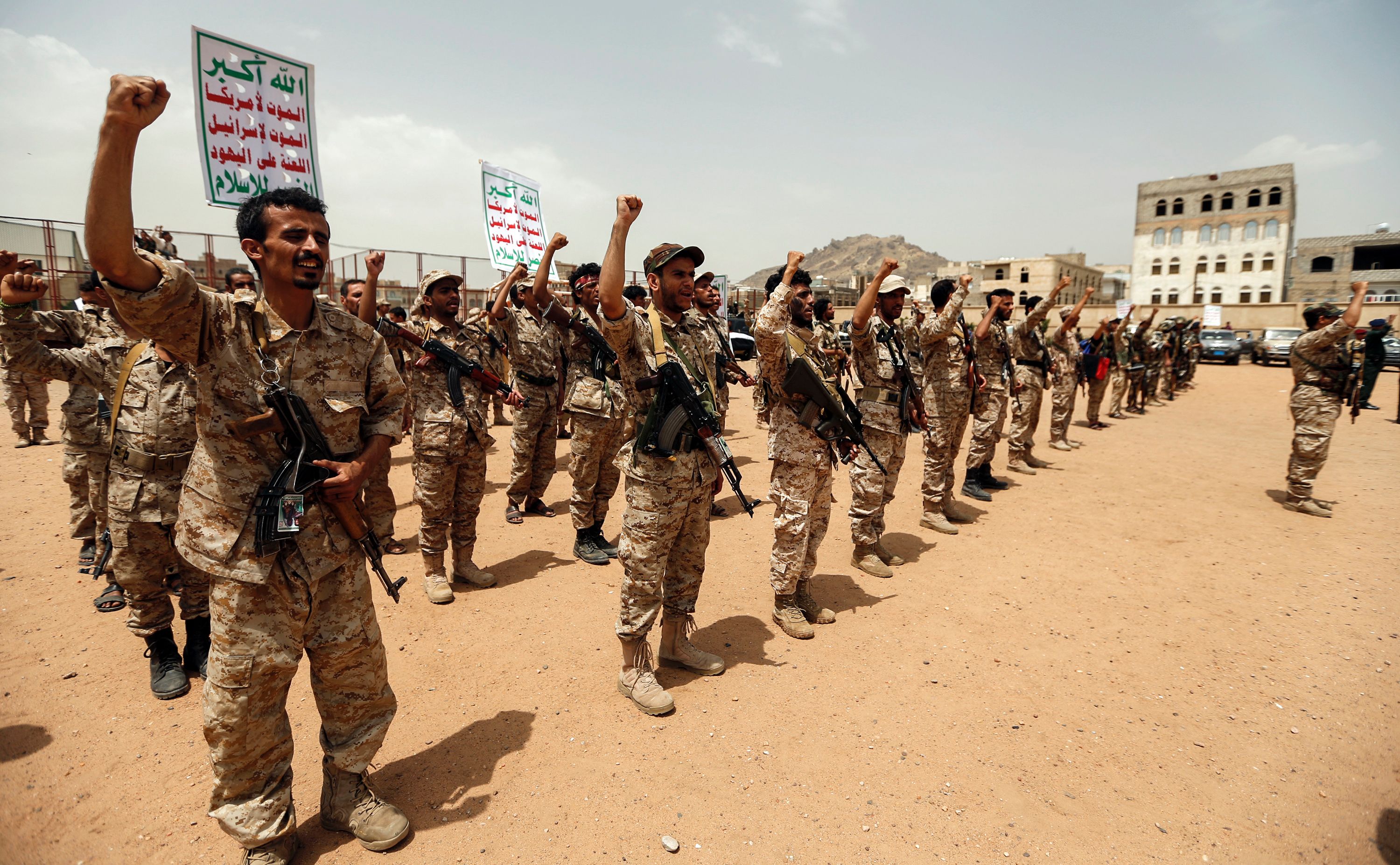عرض عسكرى بالأسلحة الثقيلة لمليشيا الحوثى فى صنعاء