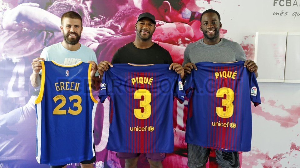 بيكيه مع الثنائى يحملان قميص لاعب برشلونة