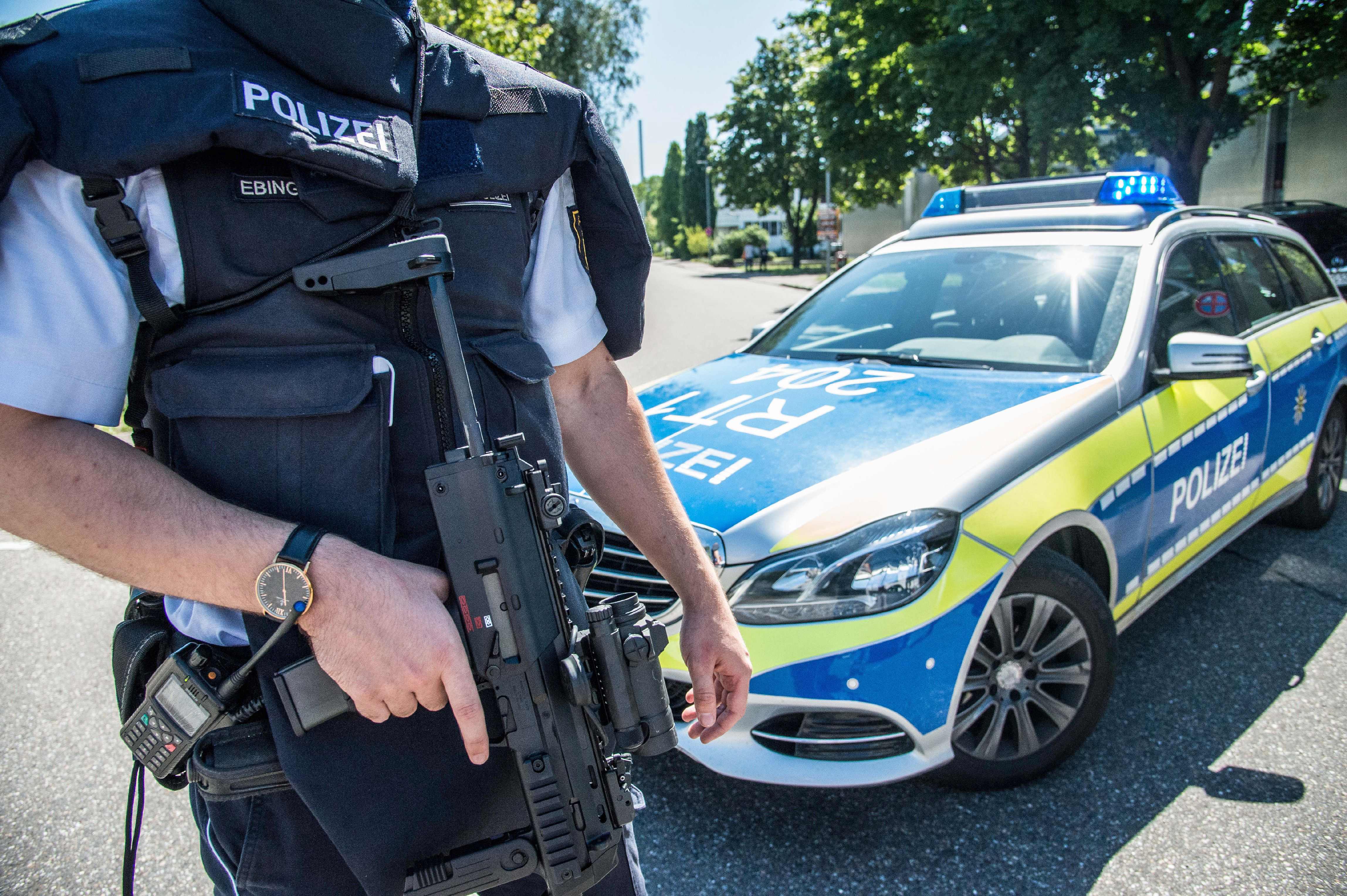 أحد عناصر الشرطة الألمانية مدجج بالسلاح