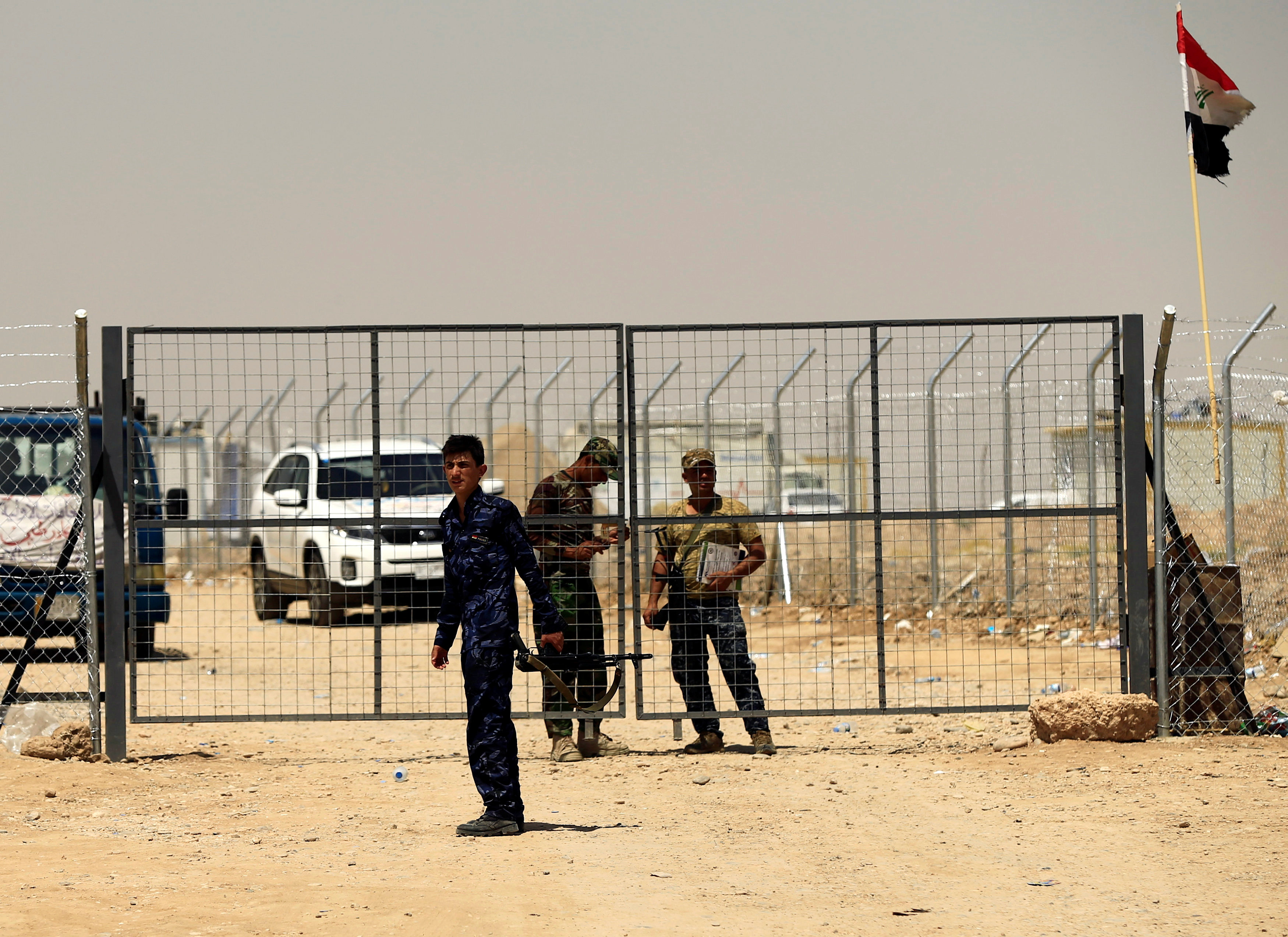 حراسة من القوات العراقية على مخيم أسر مقاتلو داعش بالموصل