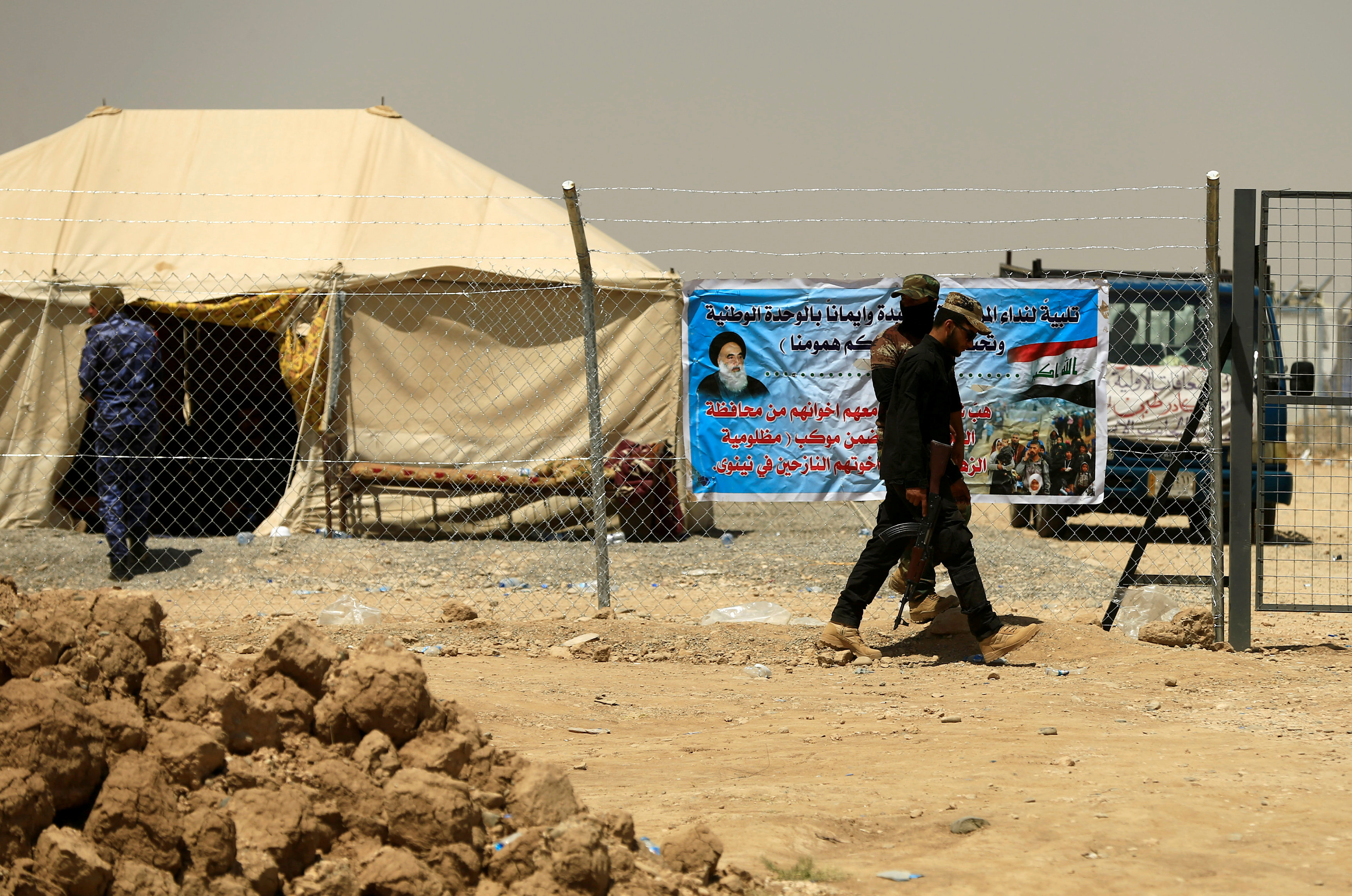 دورية مترجلة حول مخيم أسر مقاتلو داعش فى الموصل
