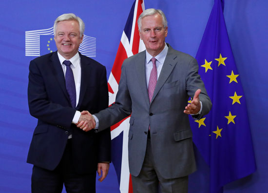 كبير-مفاوضى-الاتحاد-الأوروبى-يصافح-الوزير-البريطانى
