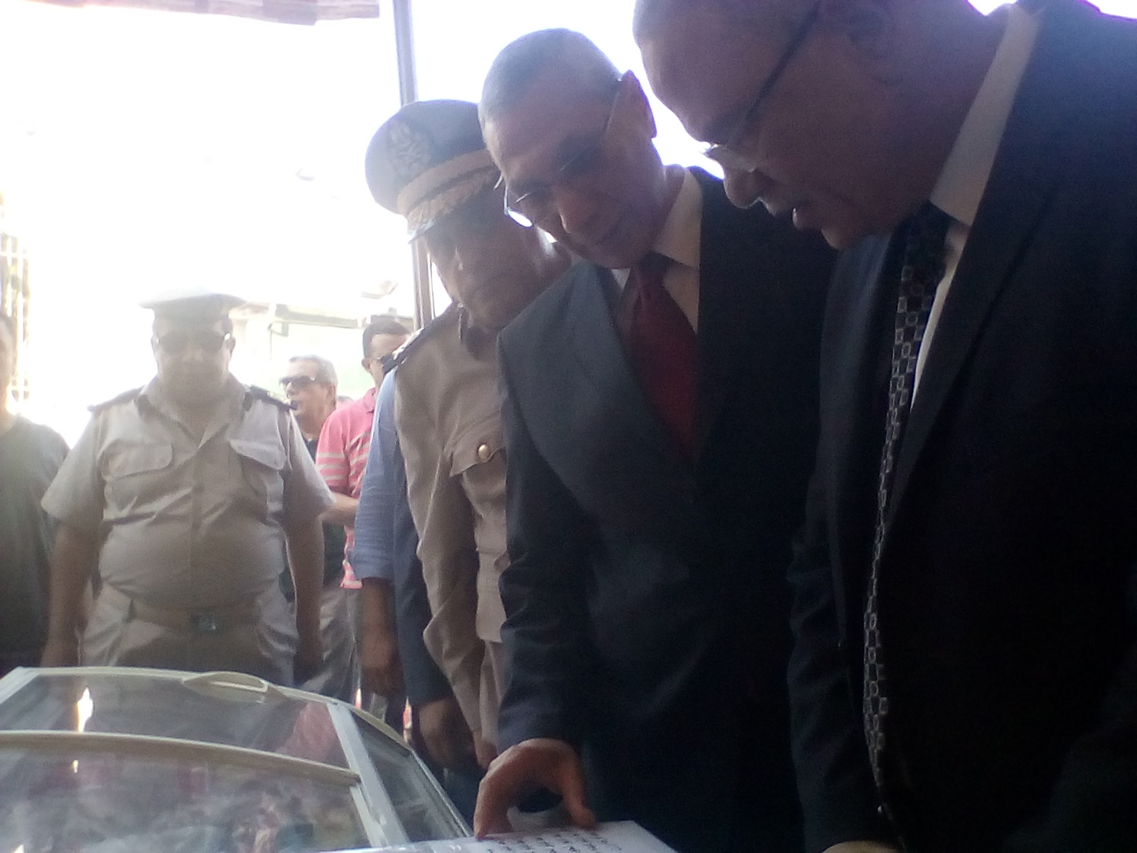 محافظ المنيا ومدير الأمن يفتتحان معرض محاربة الغلاء (2)