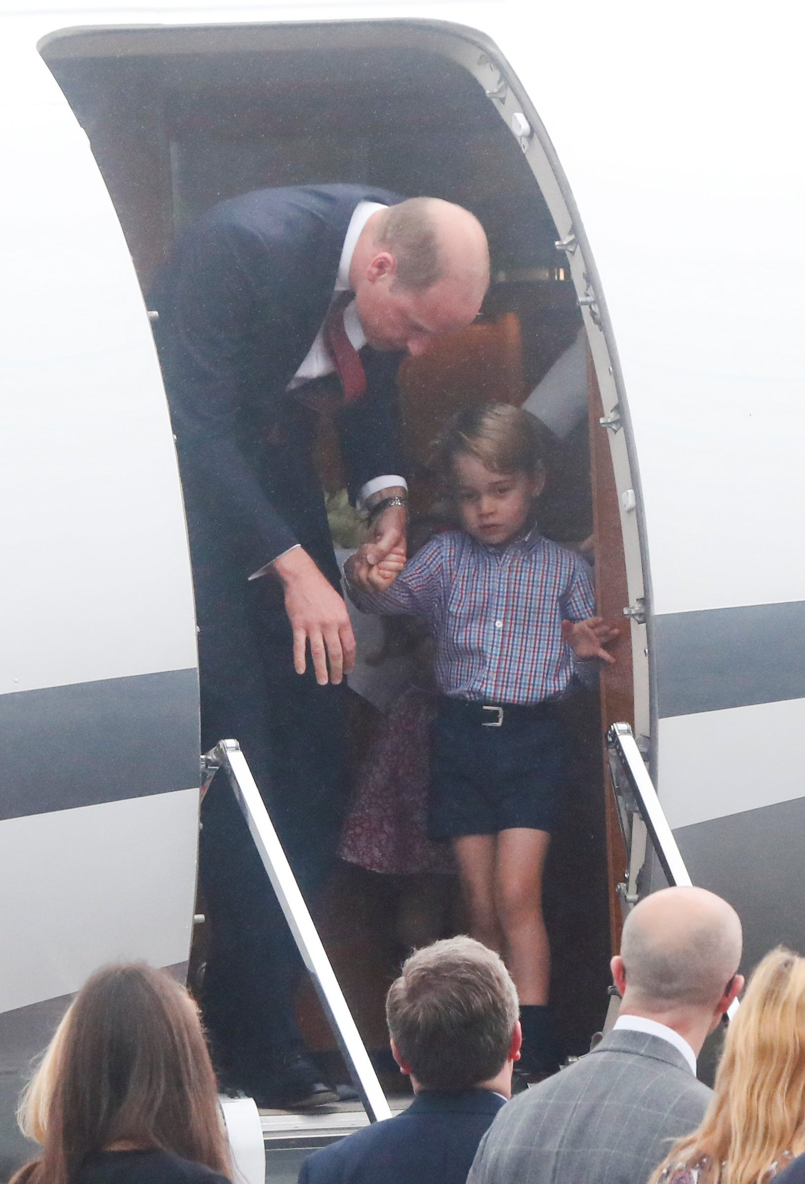 الأميران ويليام وجورج ينزلان من الطائرة فى بولندا