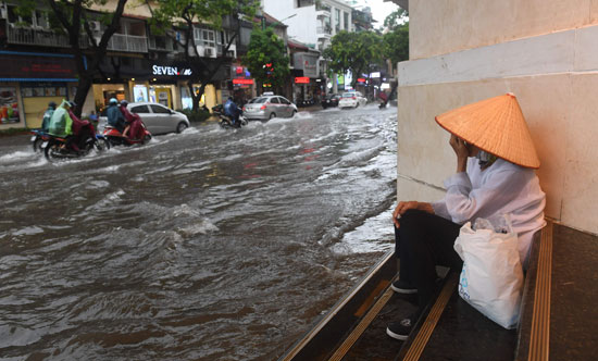 مياه-الامطار-تغرق-شوارع-هانوى-فى-فيتنام