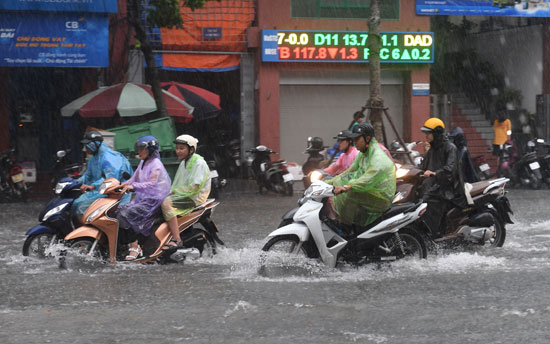 مياه-الأمطار-تغمر-الدراجات-النارية-للمواطنين-فى-فيتنام