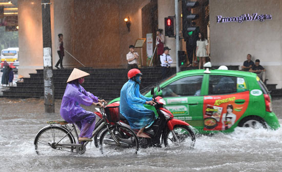 المواطنون-يسيرون-وسط-مياه-الأمطار-فى-فيتنام