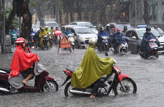 تضرر-حركة-المرور-فى-فيتنام-بسبب-الأمطار-الغزيرة