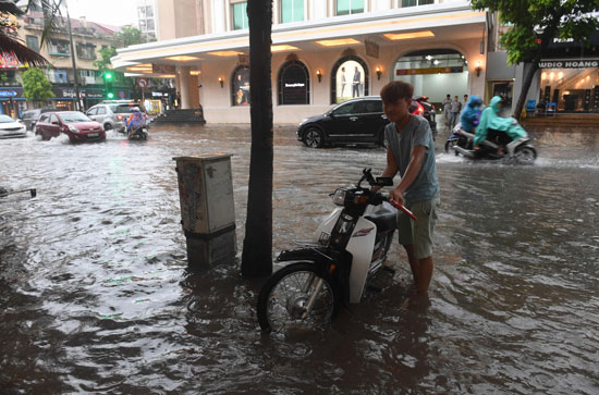 مياه-الأمطار-تغمر-شوارع-هانوى-فى-فيتنام