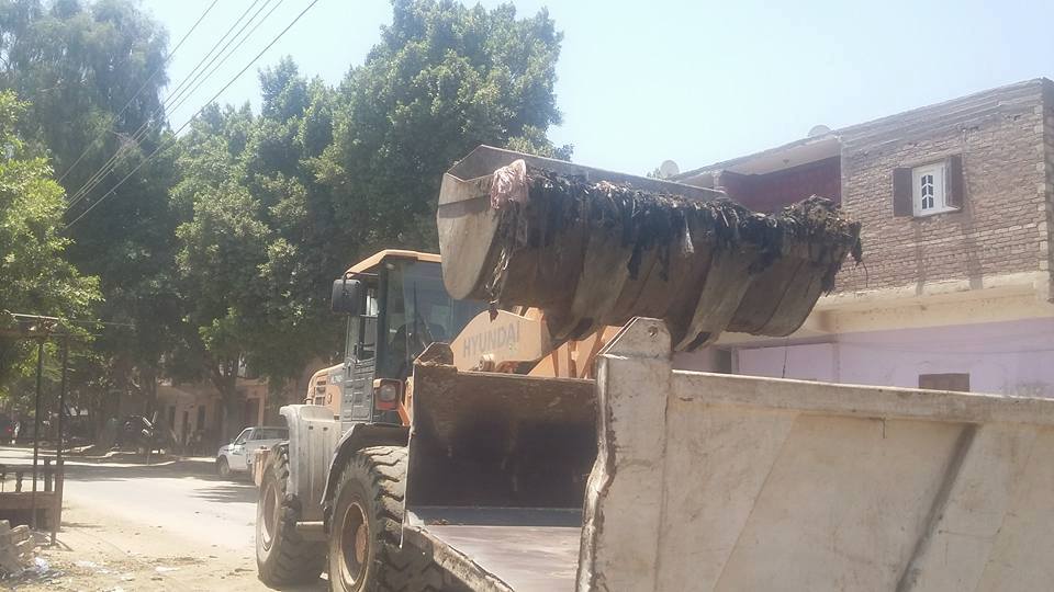 رفع القمامة والمخلفات فى حملة نظافة بقرى شرق النيل بالمنيا (2)