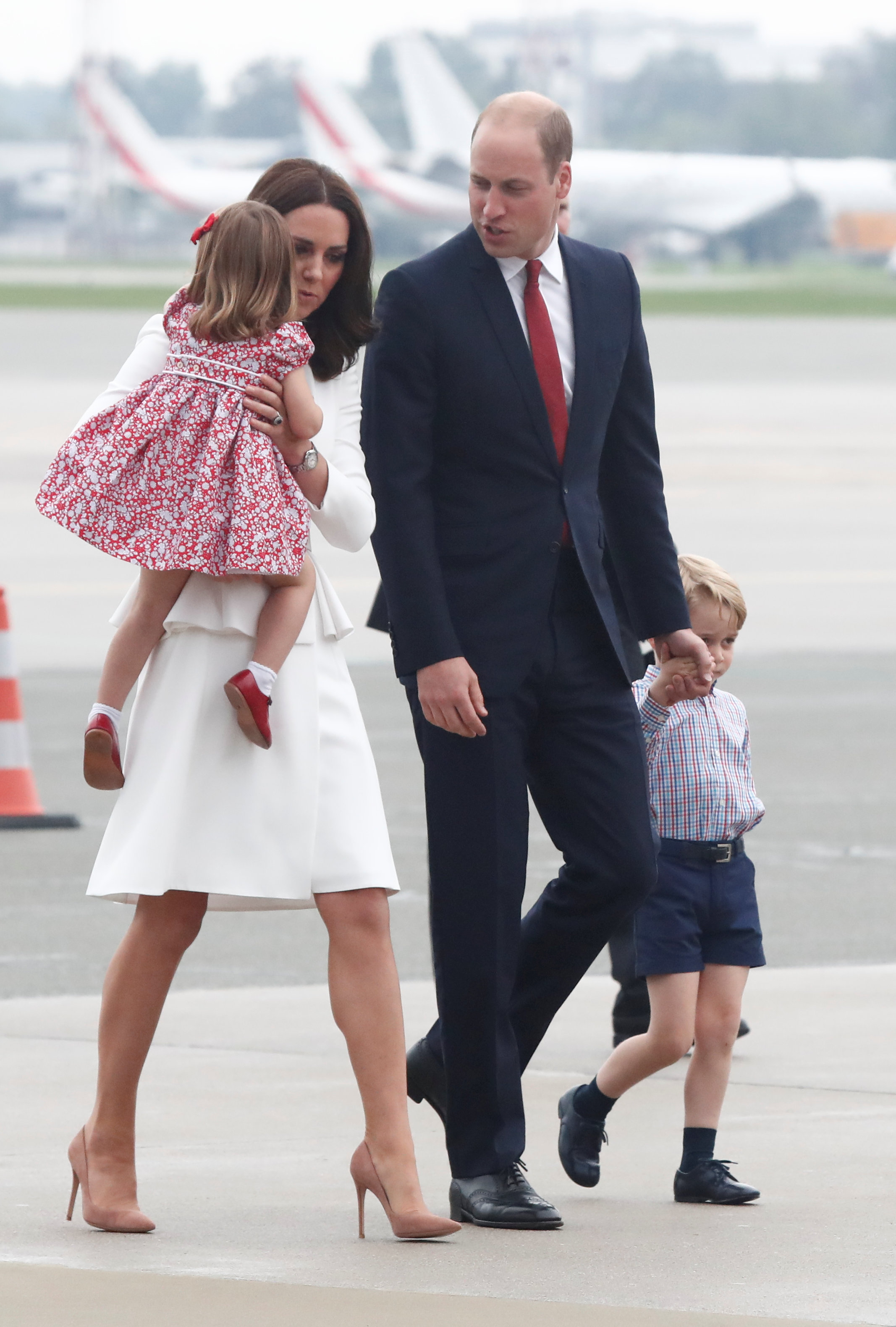 الأمير ويليام وزوجته وابنائه فى زيارة لبولندا