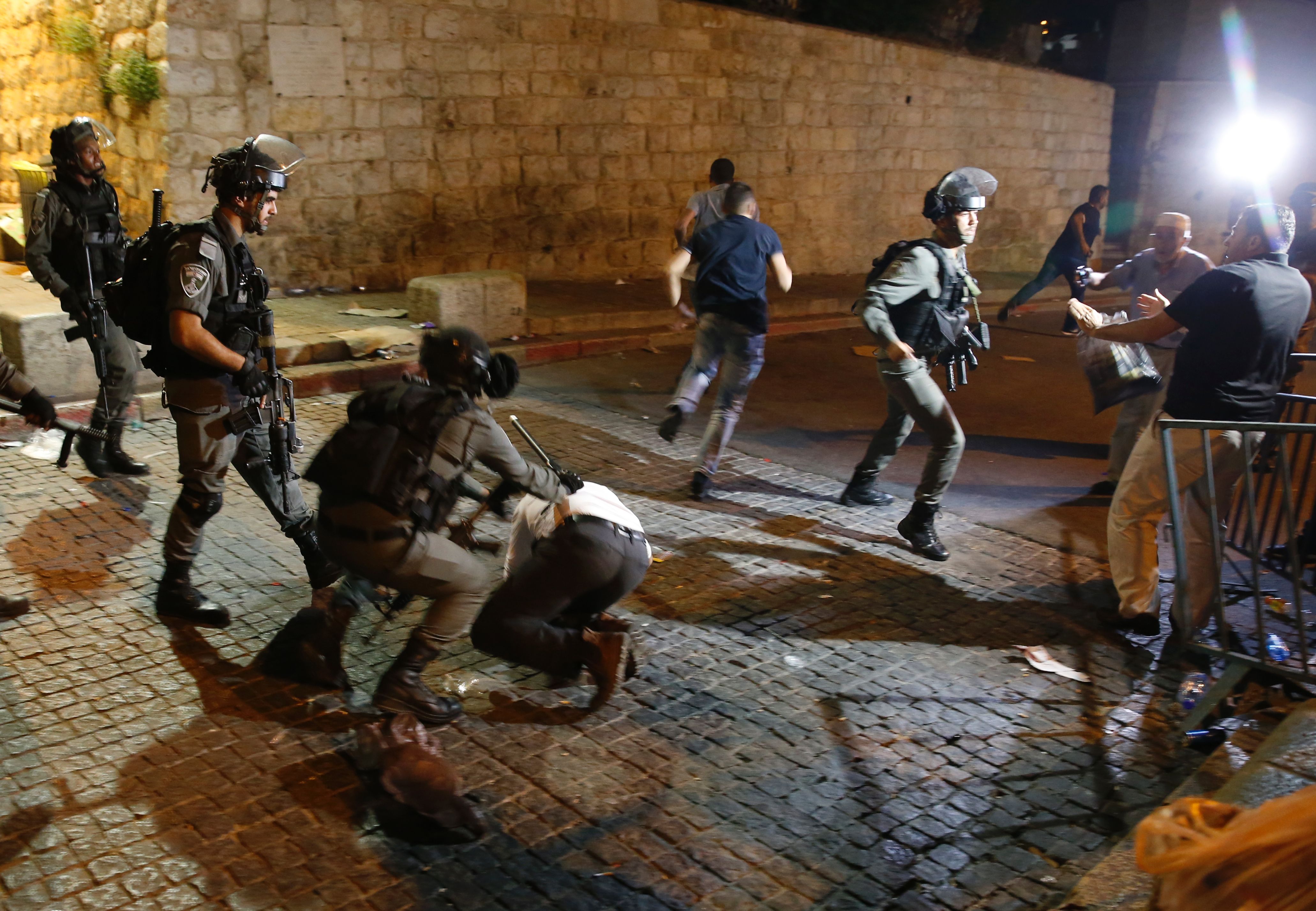 الشرطة الإسرائيلية تستخدم العنف ضد المتظاهرين