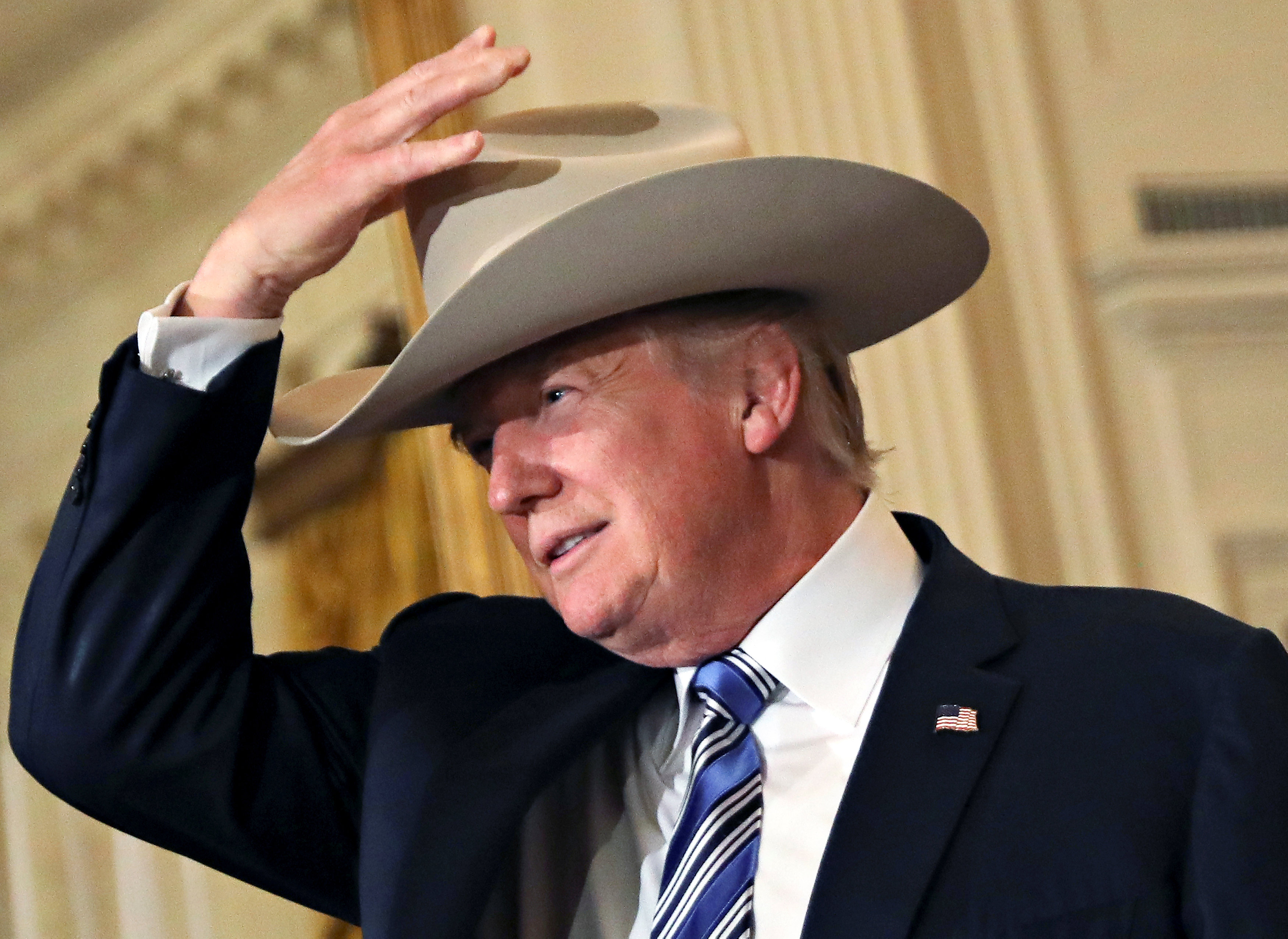 ترامب يرتدى قبعة أمريكية