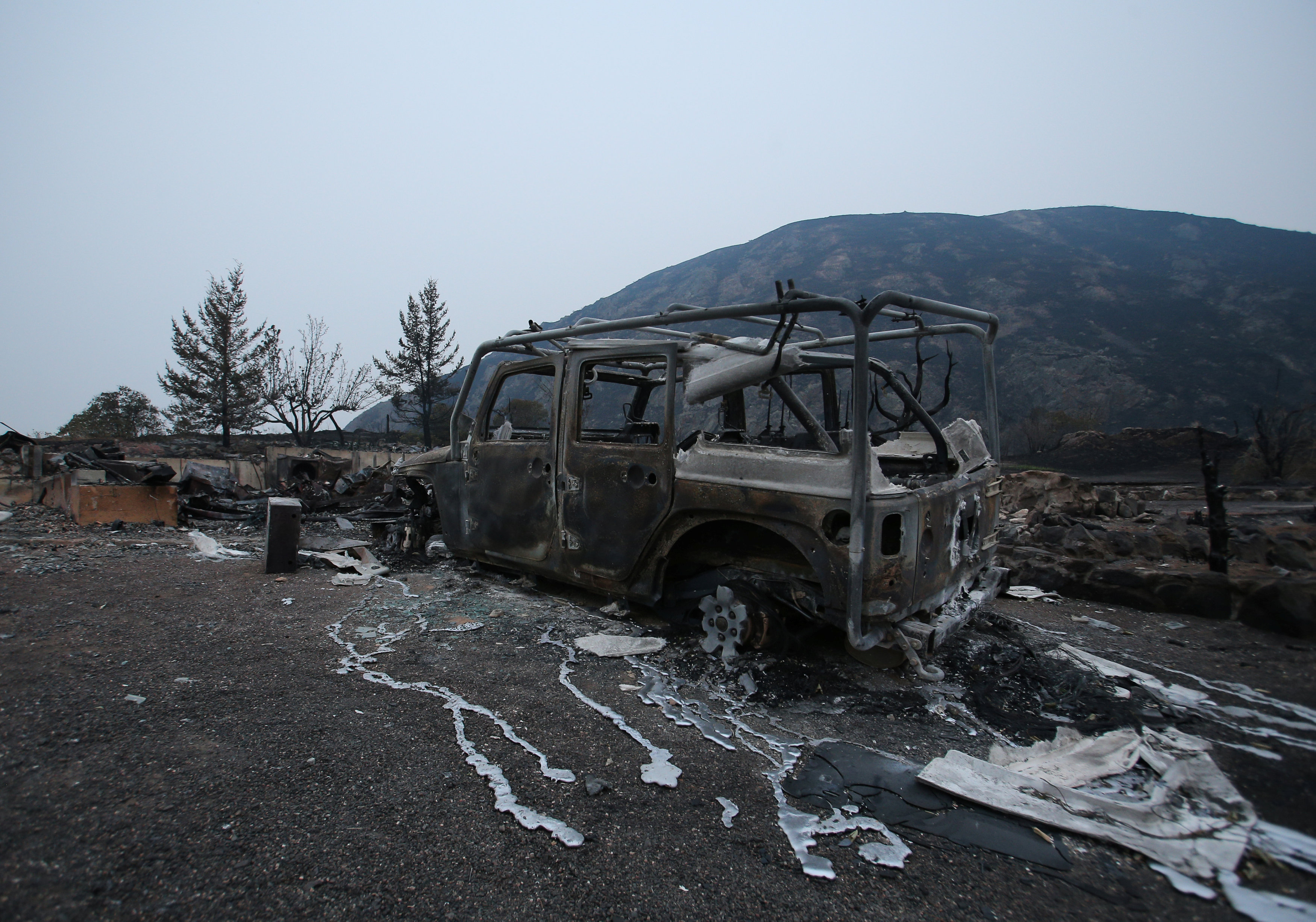 سيارة متفحمة بسبب الحرائق غرب كندا