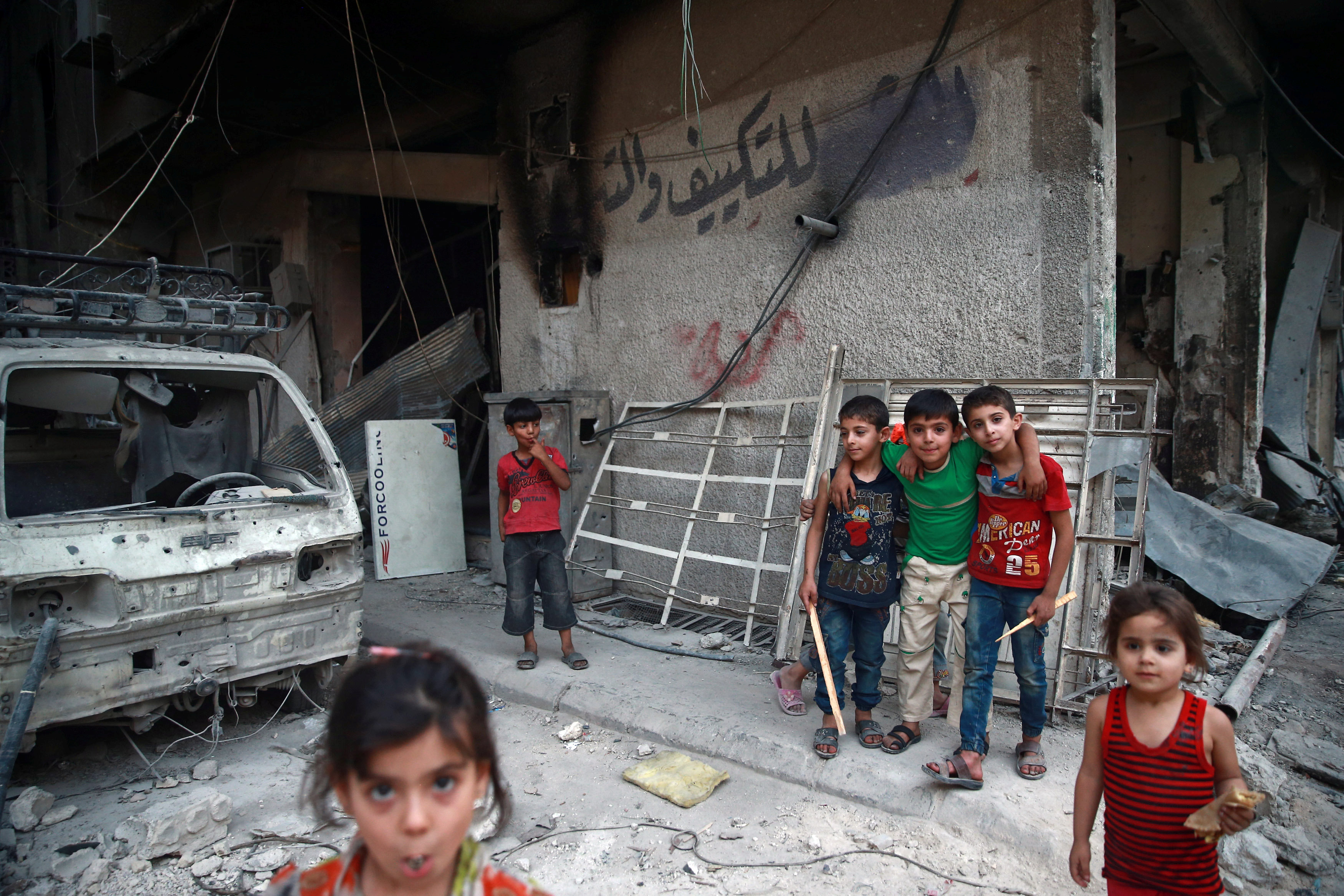 براءة أطفال سوريا فى اللهو وسط أنقاض الحرب
