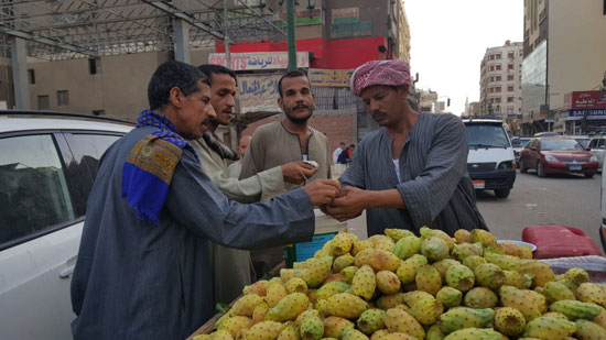  الزبائن مع احد الباعة 