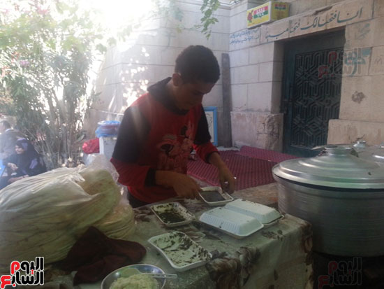 شاب يطهى الطعام للفقراء