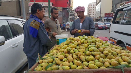 تقشير التين قبل بيعه