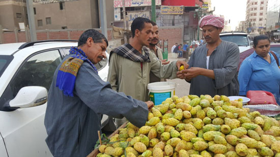  البائع يقدم التين للزبائن