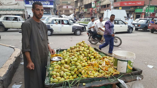  أحد الباعة بالشارع 