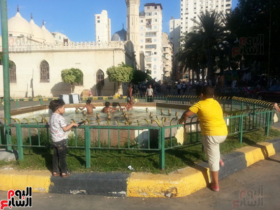  الأطفال يلعبون فى ساحة أبو العباس