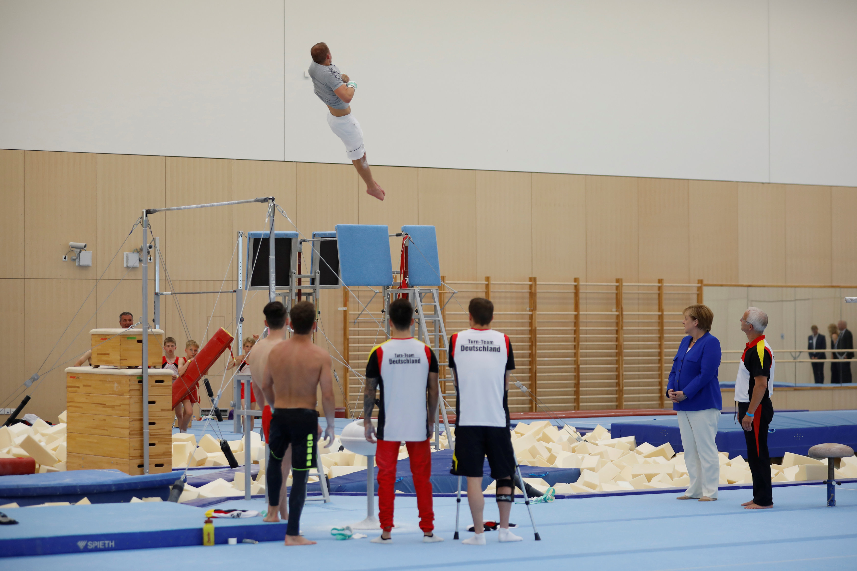 ميركل تزور صالة تدريب للألعاب الأولمبية فى ألمانيا