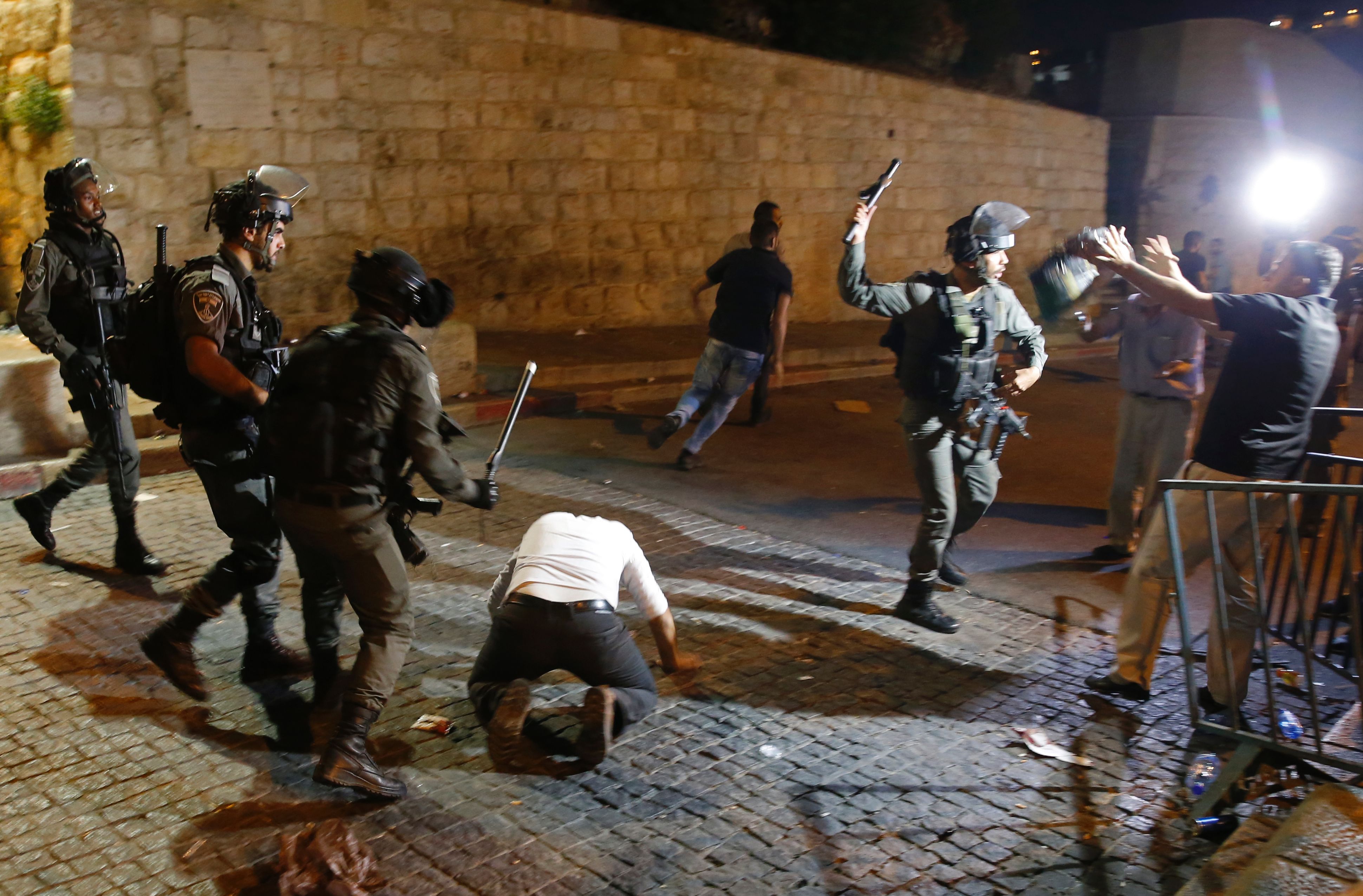 مجند من قوات الاحتلال يعتدي بالضرب علي فلسطيني