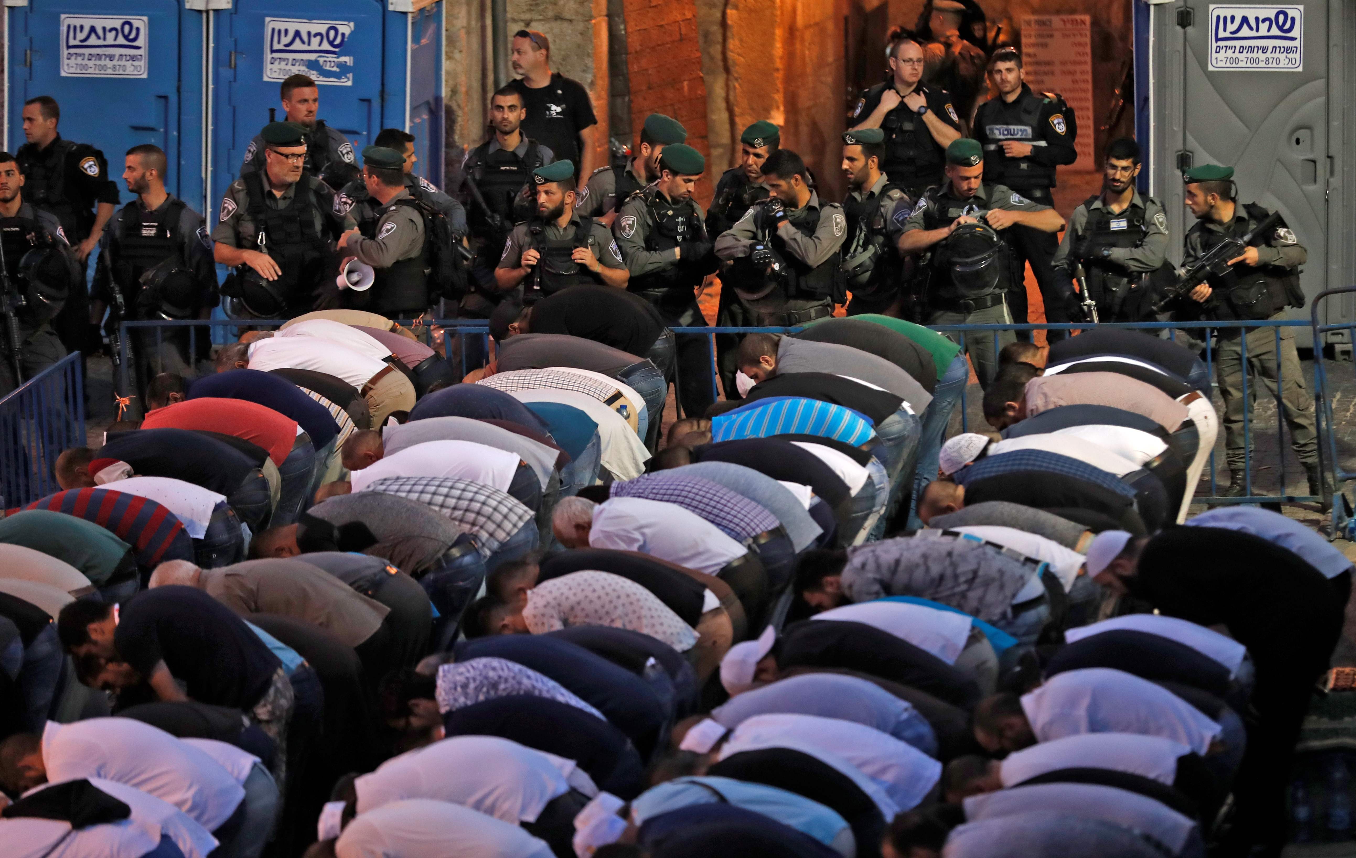 فلسطينيون يؤدون الصلاة